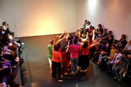 foto do espetáculo Vozes da Escola, cena da manifestação