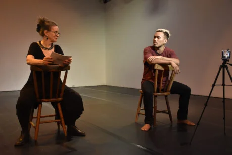 foto do espetáculo Entrevista, em cena Isabel Marques e Franco Salluzio