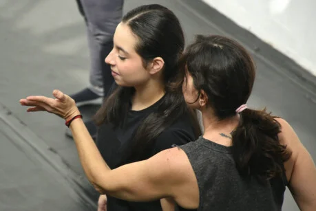 foto de ensaio do espetáculo Labaniana, em cena Ana Paula Mastrodi e Beatriz rivas