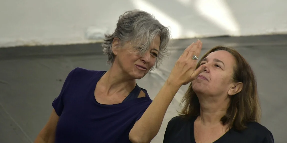 foto de ensaio do espetáculo Labaniana, em cena Kátia Henrique e Andrea Lomardo