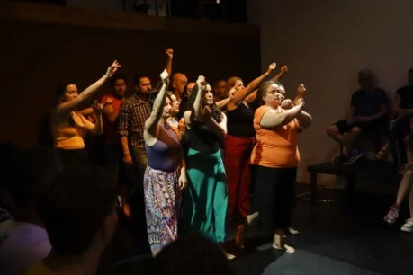foto do espetáculo Vozes da Escola, cena da manifestação
