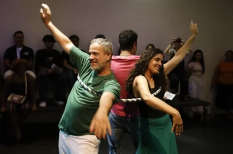 foto do espetáculo Vozes da Escola, cena do bambolê