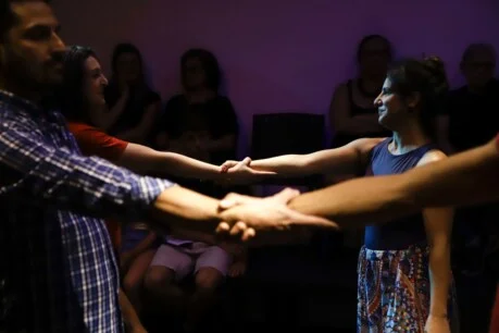 foto do espetáculo Vozes da Escola, em cena Fernanda Sgarbi, Fernanda Paiola e Rafael Gonçalves